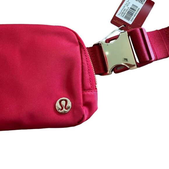 ♥️ DARK RED ♥️ LULULEMON Everywhere Belt Bag + Gold Hardware - New Year NWT - Picture 3 of 7
